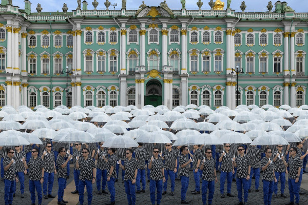 Фотопроекты «Рейс в мечту» и «Парад/В будущем»